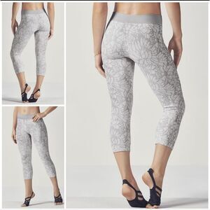 Fabletics Gray & White Floral Capri Leggings (M)